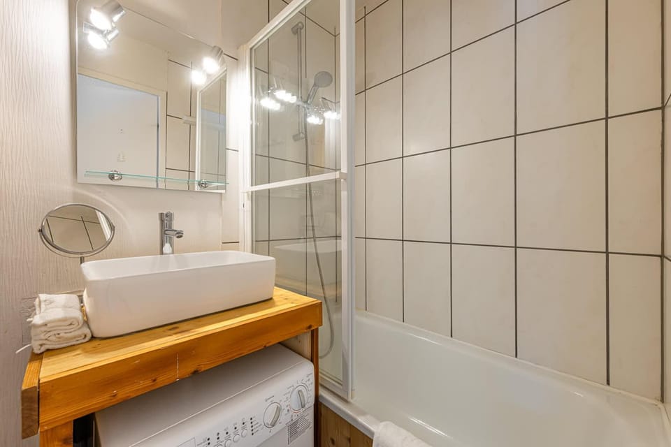 Residence Cimes de Caron, Ski In-Out with WiFi in Val Thorens, "V12" by Versant Collection Apartment in Les Allues