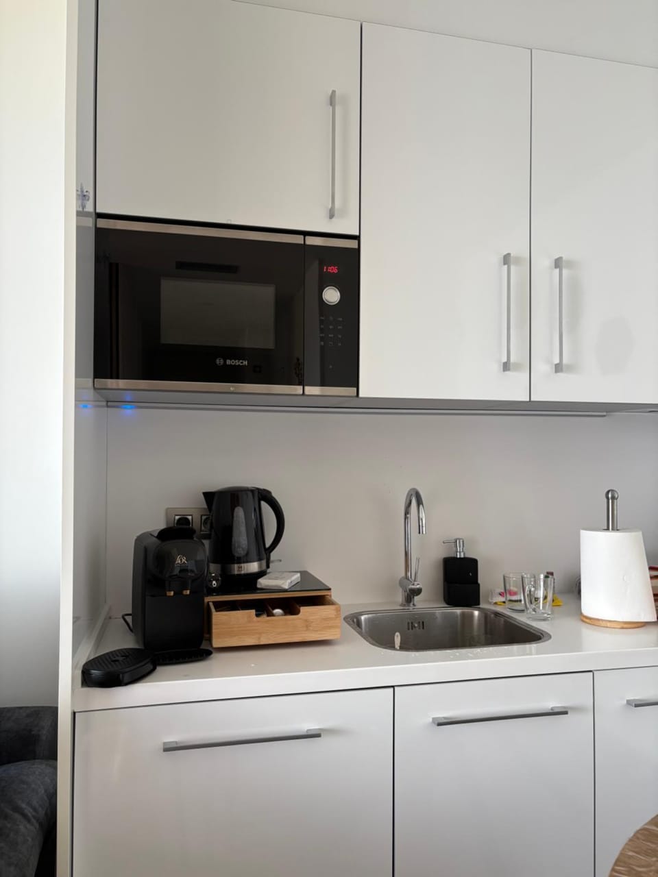 Coffee/tea facilities, Kitchen or kitchenette, minibar, stove