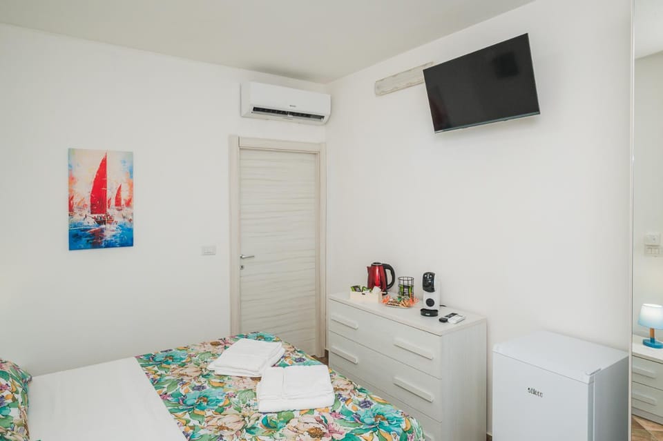 Bed, TV and multimedia, Photo of the whole room, Bedroom, towels, air conditioner