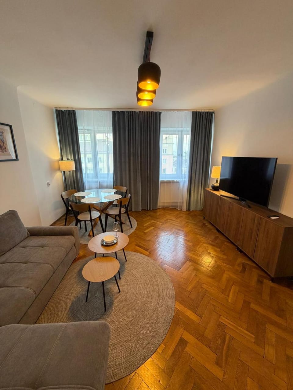 TV and multimedia, Living room, Seating area, Evening entertainment