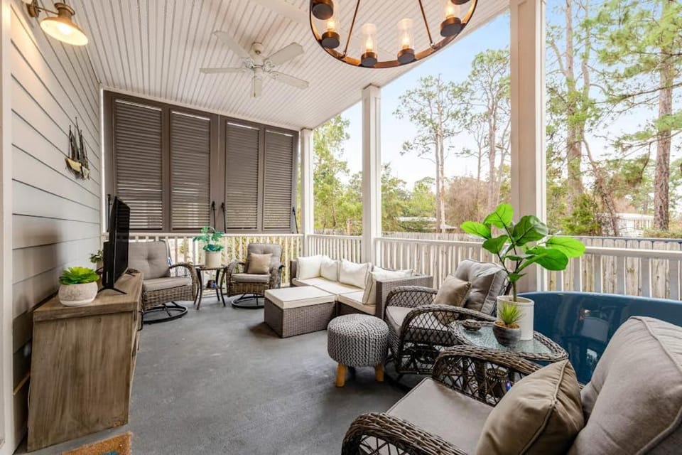Classic beach home with shared pool access WiFi and central air conditioning House in South Walton County
