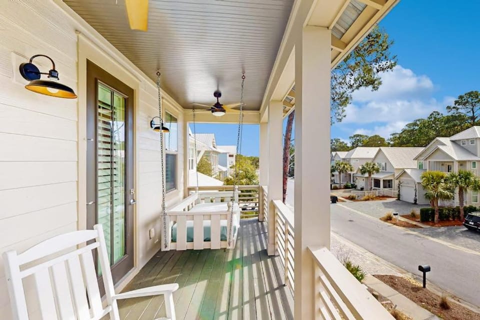 Gorgeous coastal home with pool bikes & large balcony - near beaches & parks House in South Walton County