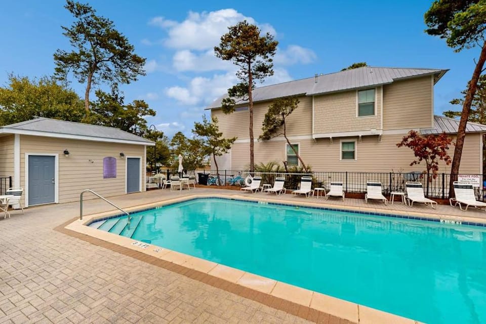 Gorgeous coastal home with pool bikes & large balcony - near beaches & parks House in South Walton County