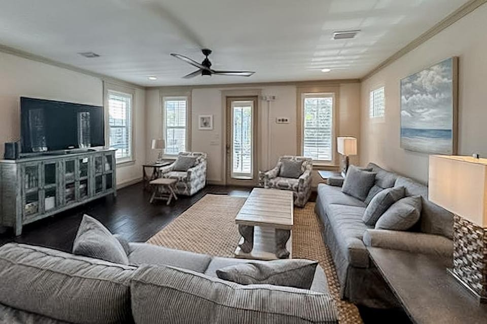 Gorgeous coastal home with pool bikes & large balcony - near beaches & parks House in South Walton County