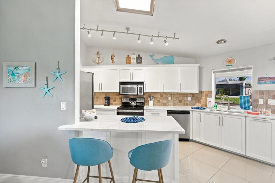 Gorgeous coastal home with private pool dock & close to everything House in Cape Coral
