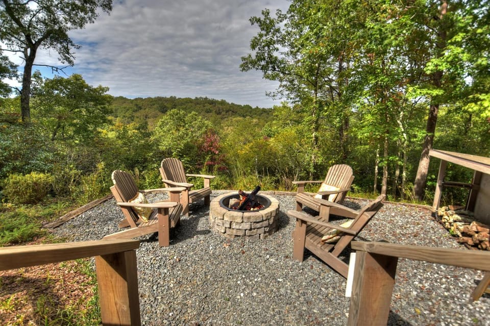 Blueberry Hill Fire Pit MTN Views Grill House in McCaysville