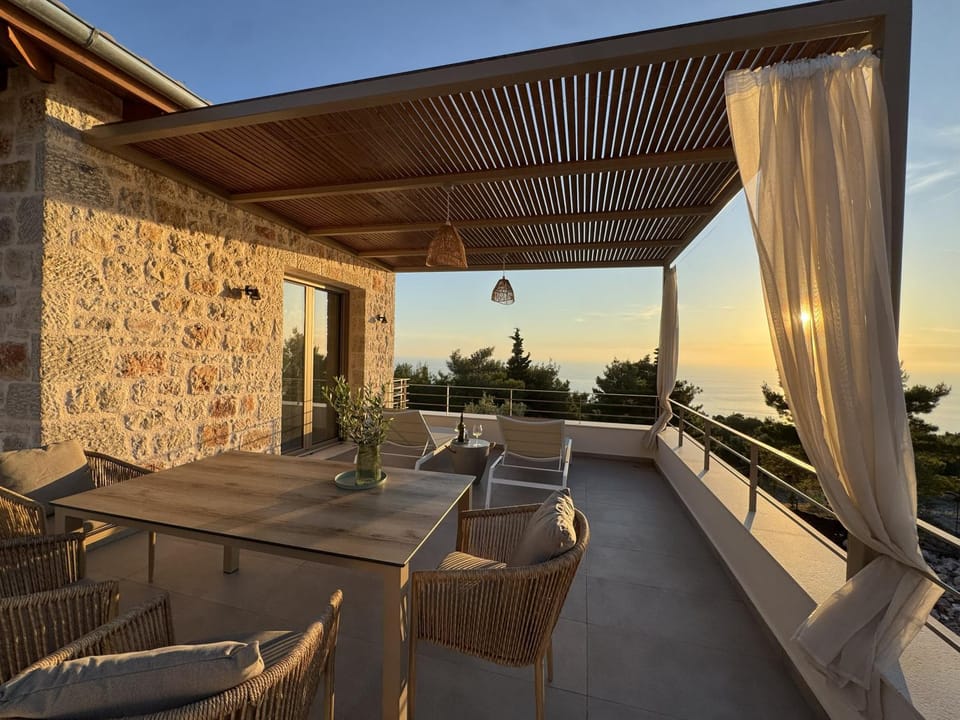 Natural landscape, View (from property/room), Balcony/Terrace, Balcony/Terrace, Seating area, Sea view