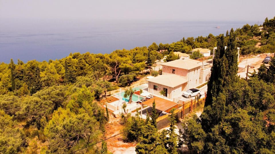 Property building, Garden, Swimming pool