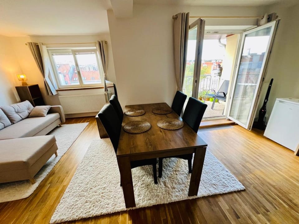 Kitchen or kitchenette, Living room, Seating area, Dining area