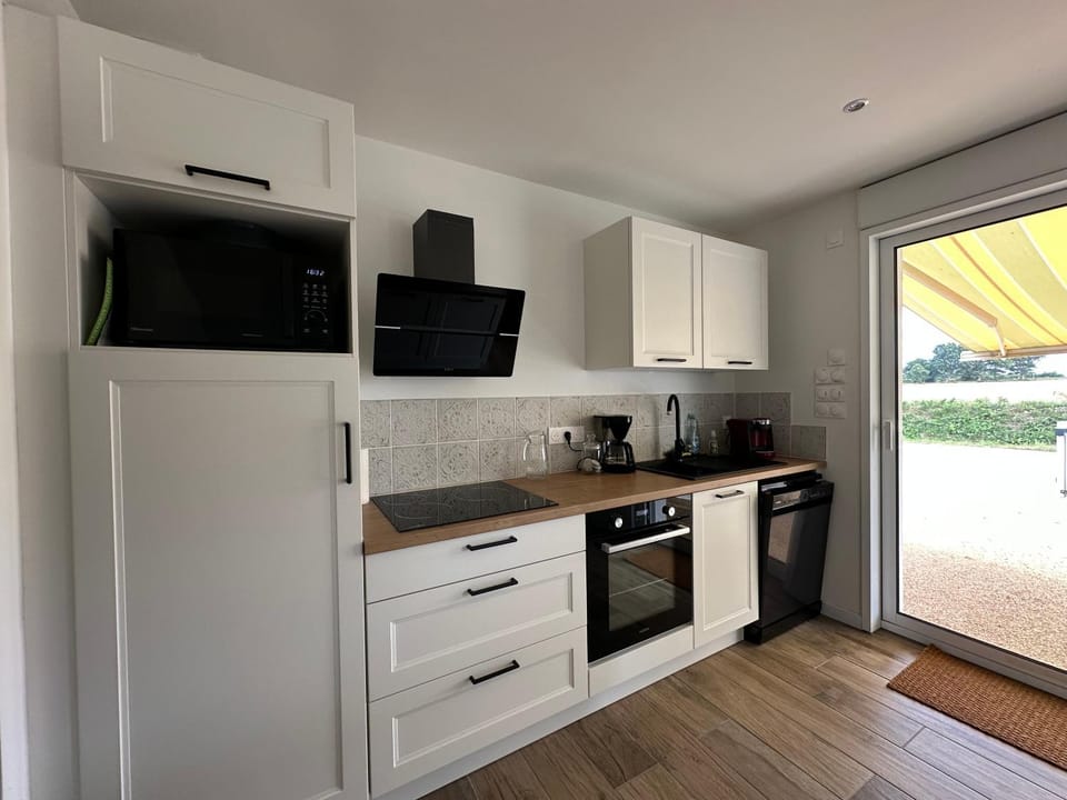Kitchen or kitchenette, dishwasher, oven