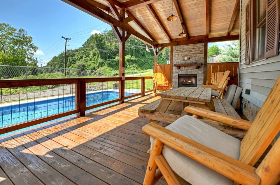 Harper House Outdoor Fireplace Private Bathrooms House in McCaysville