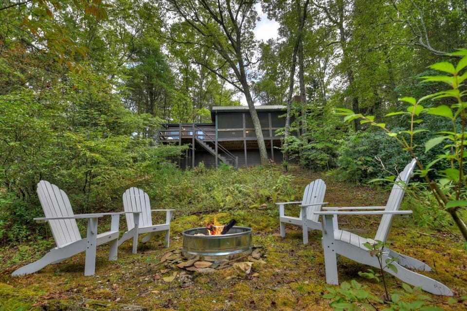Oscars Outpost Fire Pit Pet Friendly House in Mineral Bluff