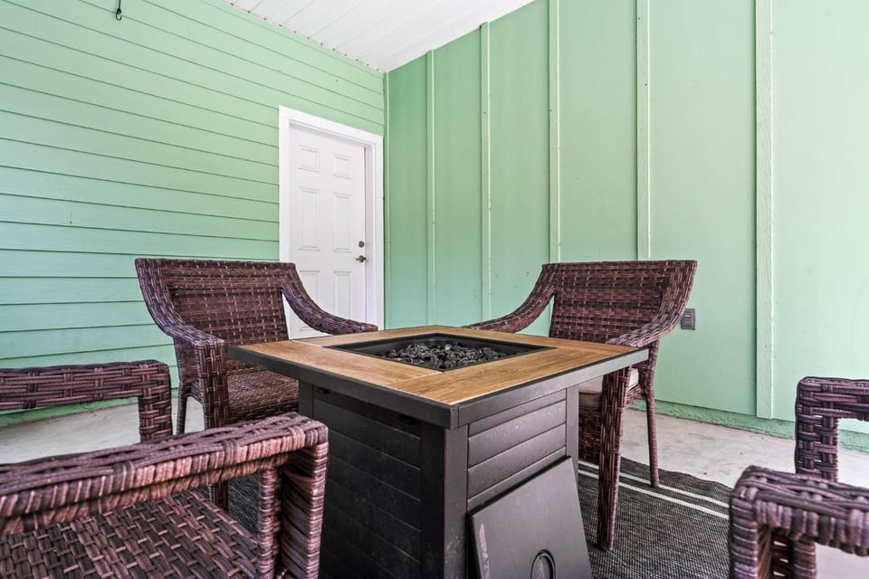 Relax in Palm Coast Hot Tub, Fire Pit, Gourmet Kitchen & Coastal Charm House in Palm Coast