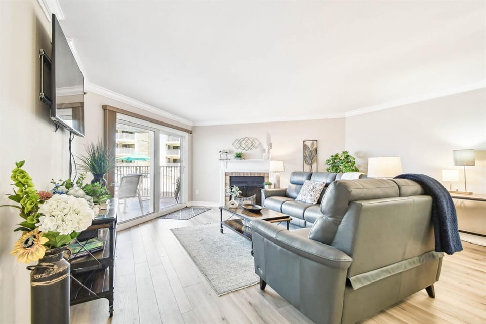 Luxury Ocean & Pool View with Pool Walkout Apartment in Redington Shores