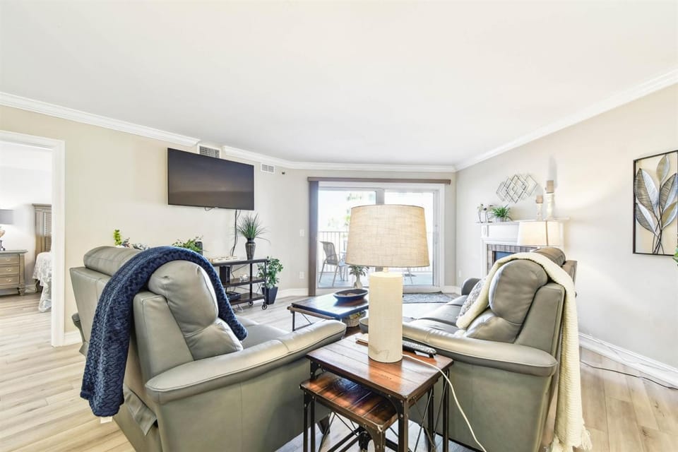 Luxury Ocean & Pool View with Pool Walkout Apartment in Redington Shores