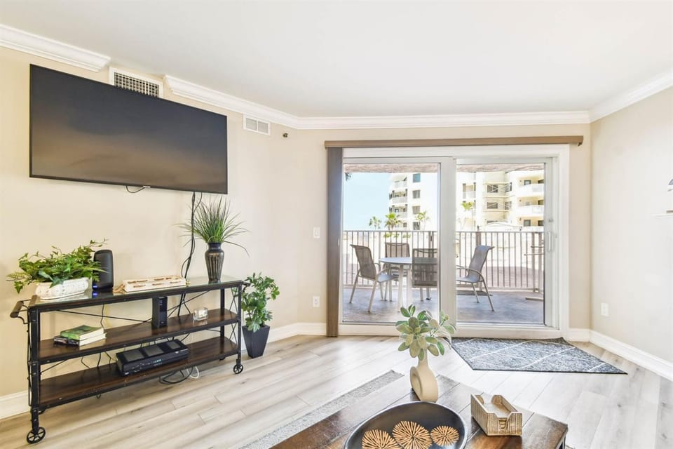 Luxury Ocean & Pool View with Pool Walkout Apartment in Redington Shores