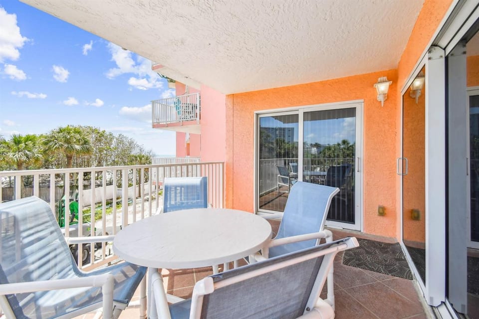 Ocean Condo Many Beds & Perfect for Families Apartment in Redington Shores