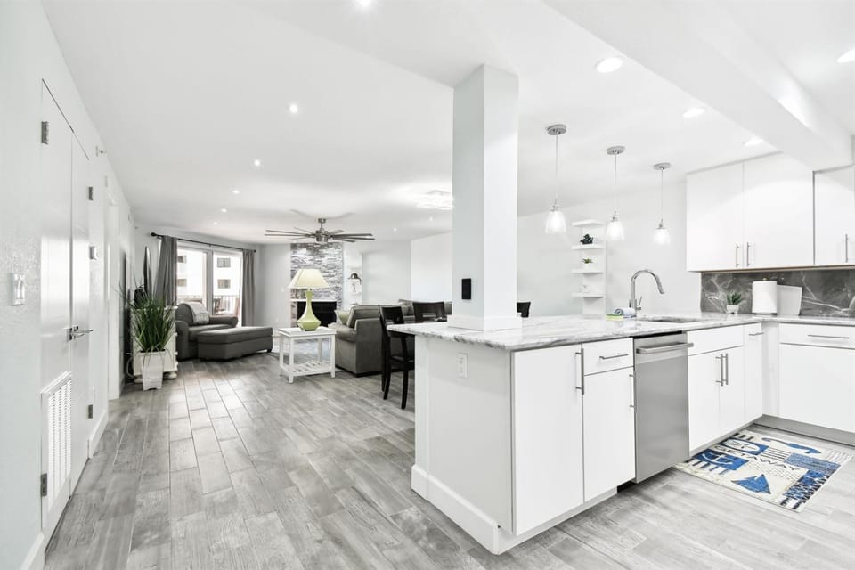 Modern Luxury Ocean & Pool View Condo Apartment in Redington Shores