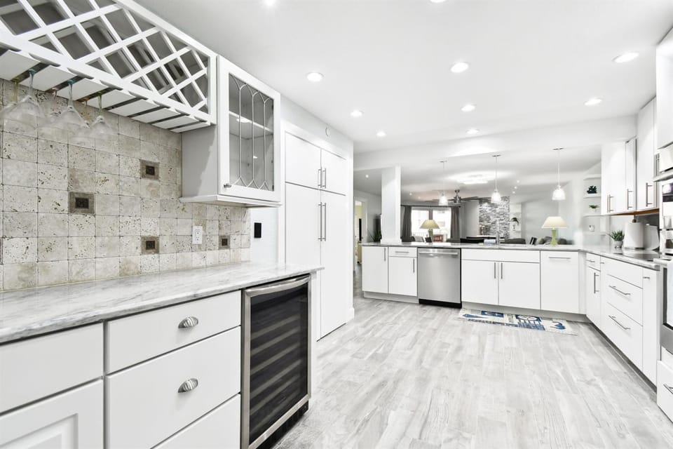 Modern Luxury Ocean & Pool View Condo Apartment in Redington Shores