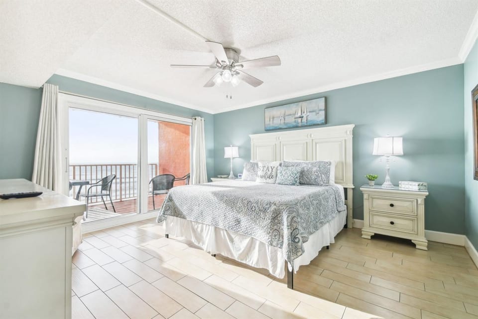 Panoramic Views Oceanfront Condo & Bonus Bunkhouse Apartment in Redington Shores