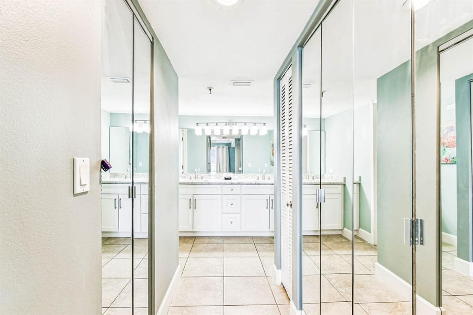Panoramic Views Oceanfront Condo & Bonus Bunkhouse Apartment in Redington Shores