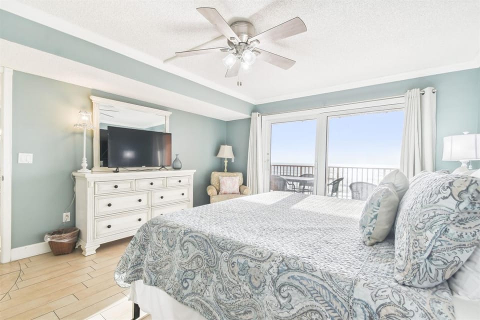 Panoramic Views Oceanfront Condo & Bonus Bunkhouse Apartment in Redington Shores