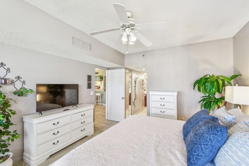 Penthouse Ocean & Pool View Condo Apartment in Redington Shores