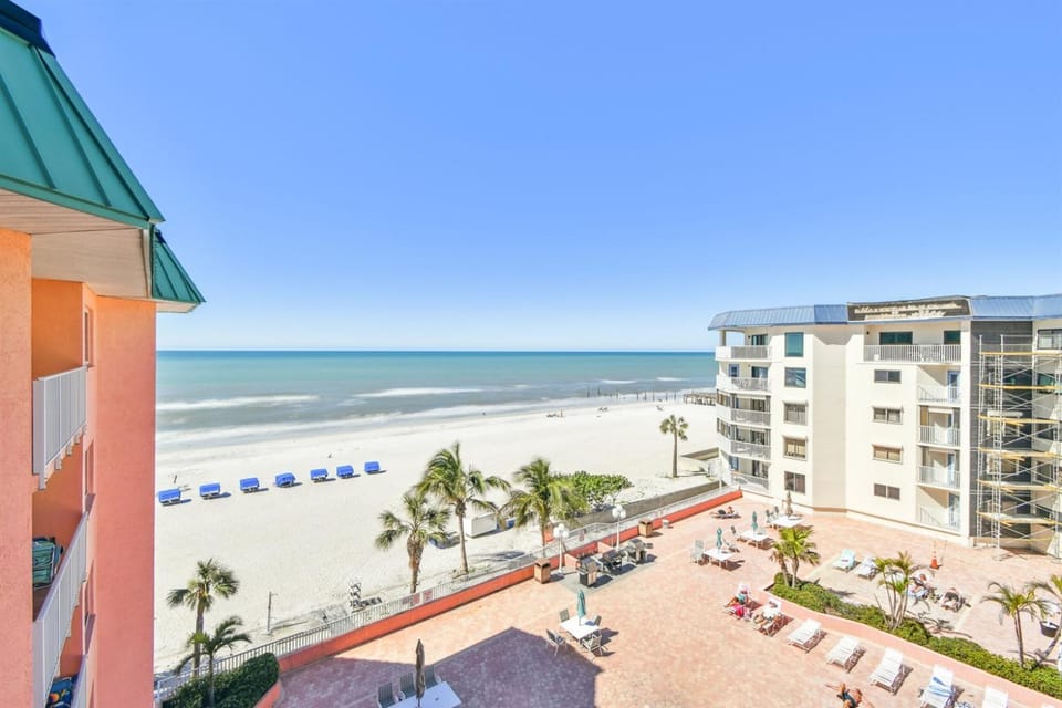 Penthouse Ocean & Pool View Condo Apartment in Redington Shores