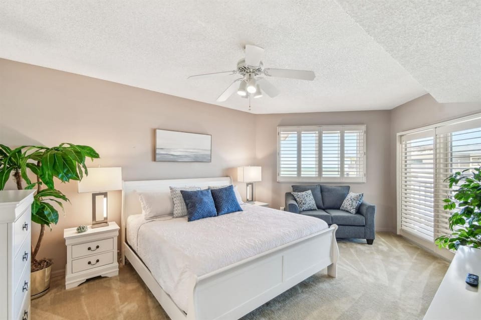 Penthouse Ocean & Pool View Condo Apartment in Redington Shores