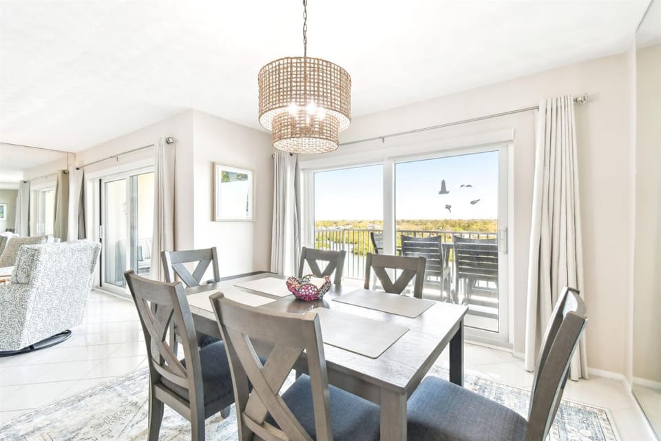 Penthouse Panoramic Waterview Resort-Style Condo! Apartment in Indian Shores