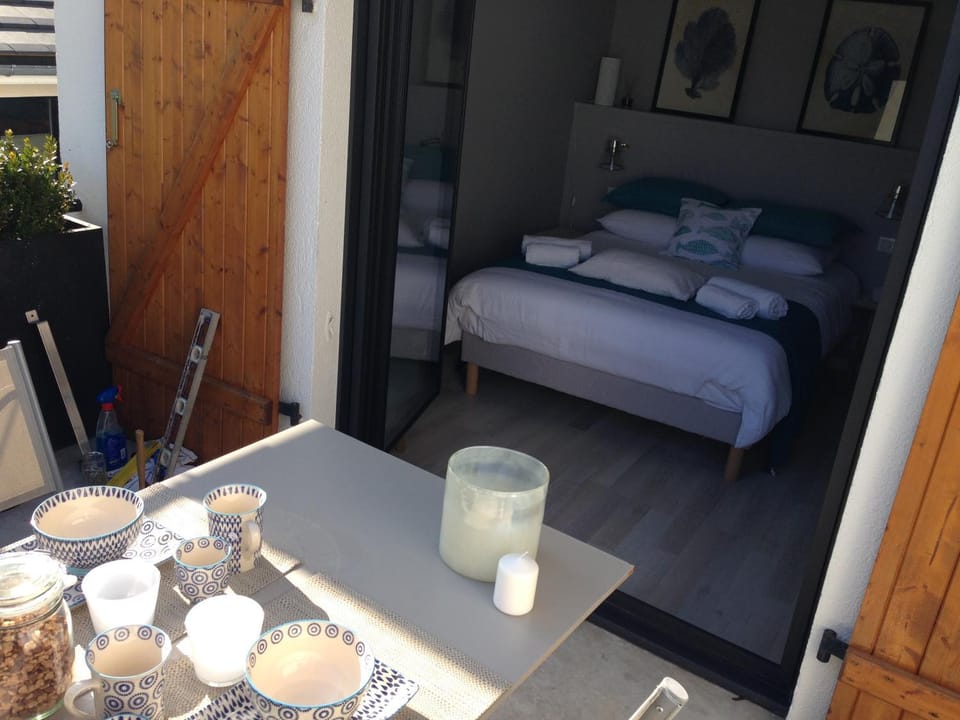 Photo of the whole room, Decorative detail