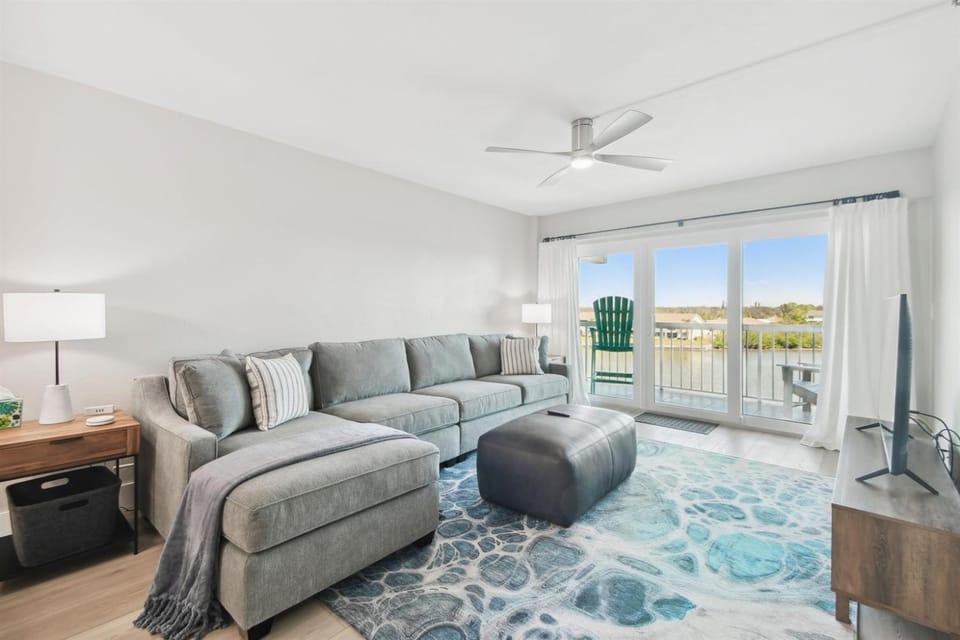 Charming Waterfront Condo 3-Min to Beach Apartment in Indian Shores