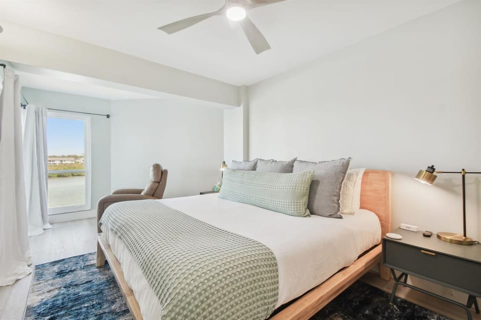 Charming Waterfront Condo 3-Min to Beach Apartment in Indian Shores