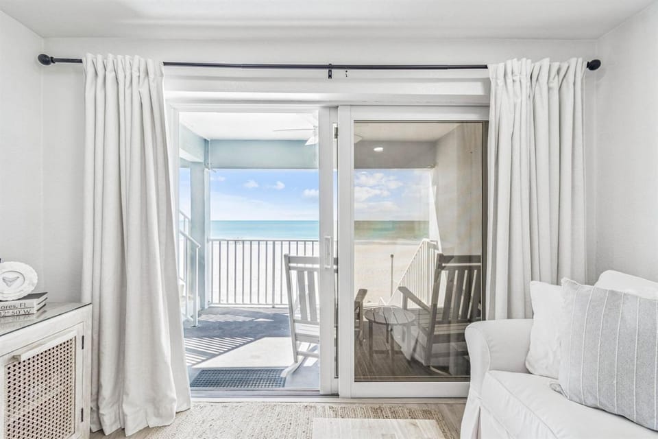 Oceanview Seaside Cottage Walkout Beach Access Apartment in Indian Shores