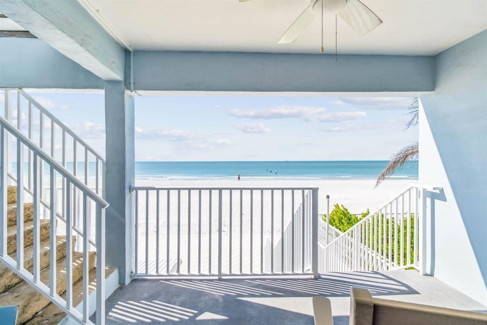 Oceanview Seaside Cottage Walkout Beach Access Apartment in Indian Shores