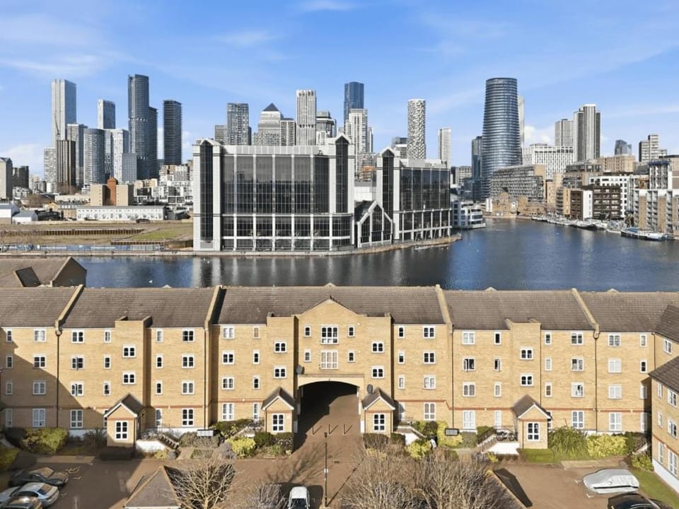 Entire flat in London Canary Wharf with free parking near public transport with easy access from all London airport Apartment in London Borough of Lewisham
