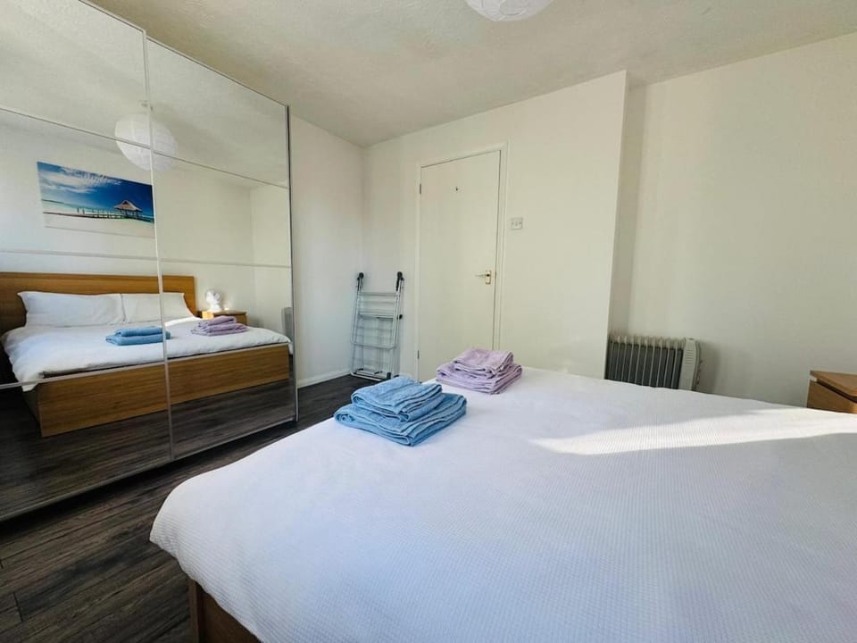 Entire flat in London Canary Wharf with free parking near public transport with easy access from all London airport Apartment in London Borough of Lewisham