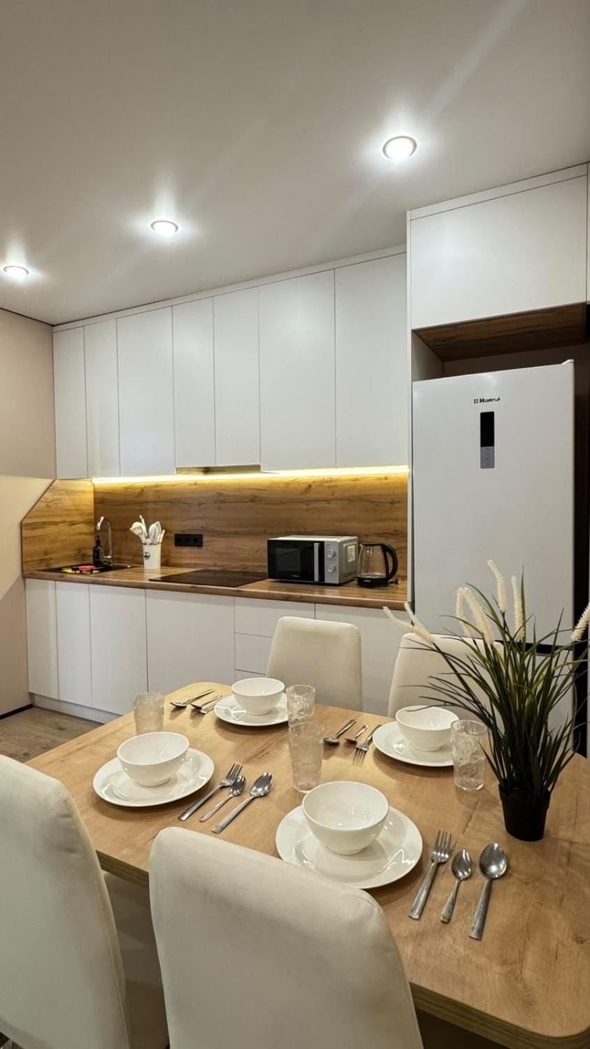 Coffee/tea facilities, Kitchen or kitchenette, Living room, Food and drinks, Seating area, Dining area, Food, minibar, stove