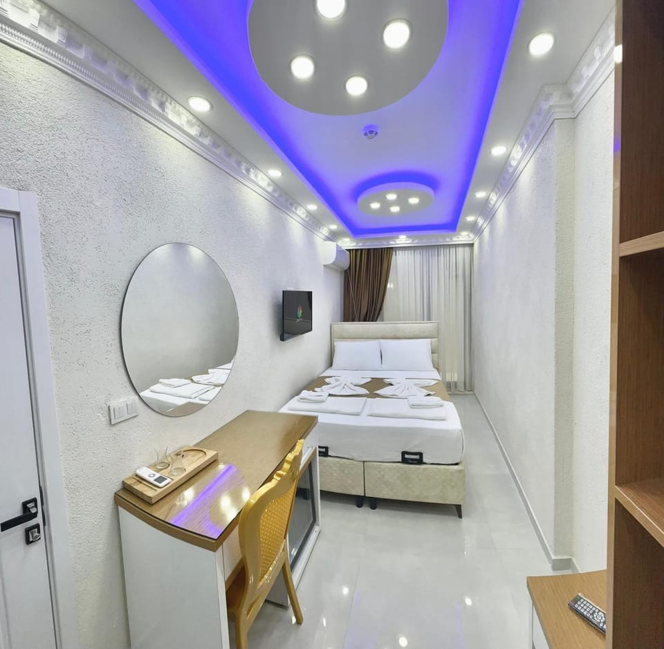 Bed, TV and multimedia, Photo of the whole room, Bedroom, towels, wardrobe