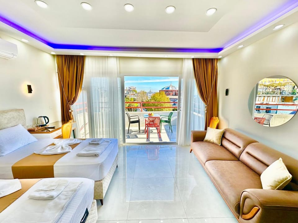 Bed, Natural landscape, TV and multimedia, Living room, Photo of the whole room, Seating area, Bedroom