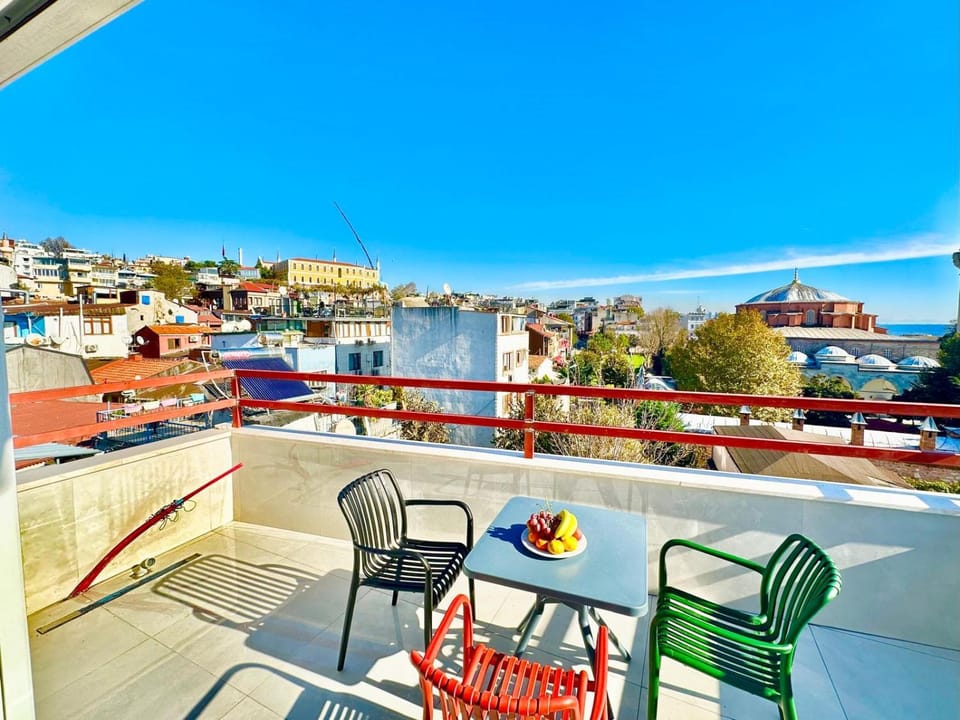 Day, Natural landscape, View (from property/room), Balcony/Terrace, Seating area, City view, Lake view, River view, Sea view