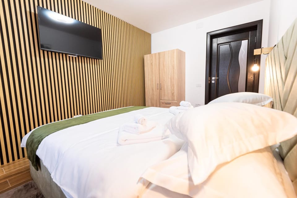 Bed, TV and multimedia, Photo of the whole room, Bedroom, towels, wardrobe