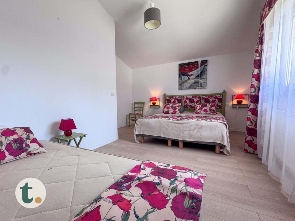 Bed, Photo of the whole room, Bedroom