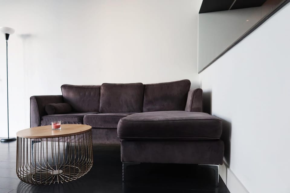 Luxury High-Rise Skyline Views Apartment in London