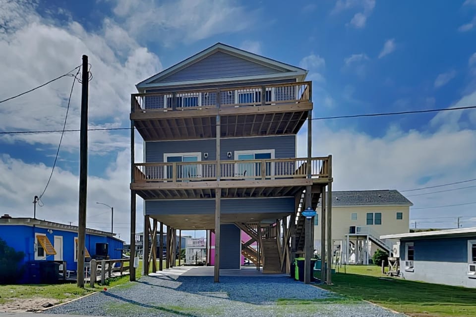 Property building, Facade/entrance, Balcony/Terrace, Parking