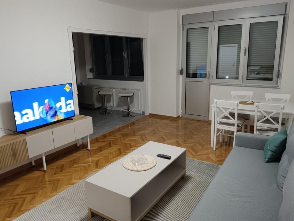 TV and multimedia, Living room, Seating area, Evening entertainment