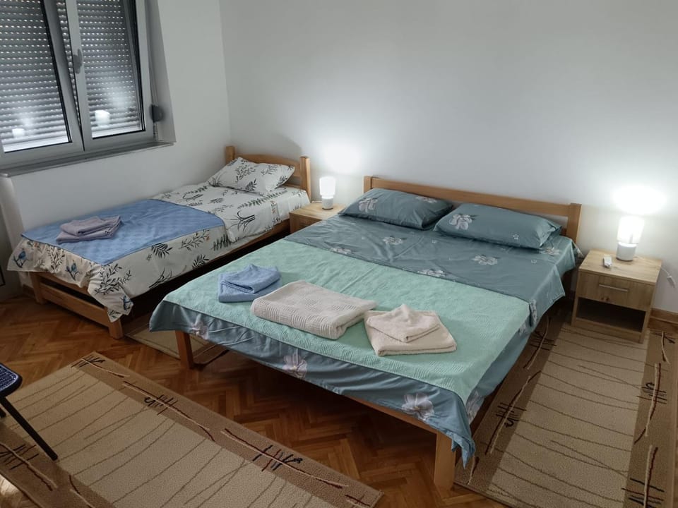 Bed, Bedroom, towels