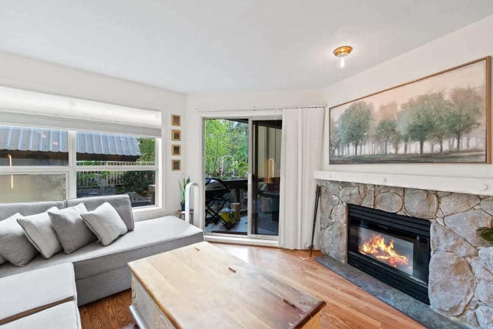 Luxe 2-Bed Ski-in Ski-out, On Hill Apartment in Whistler