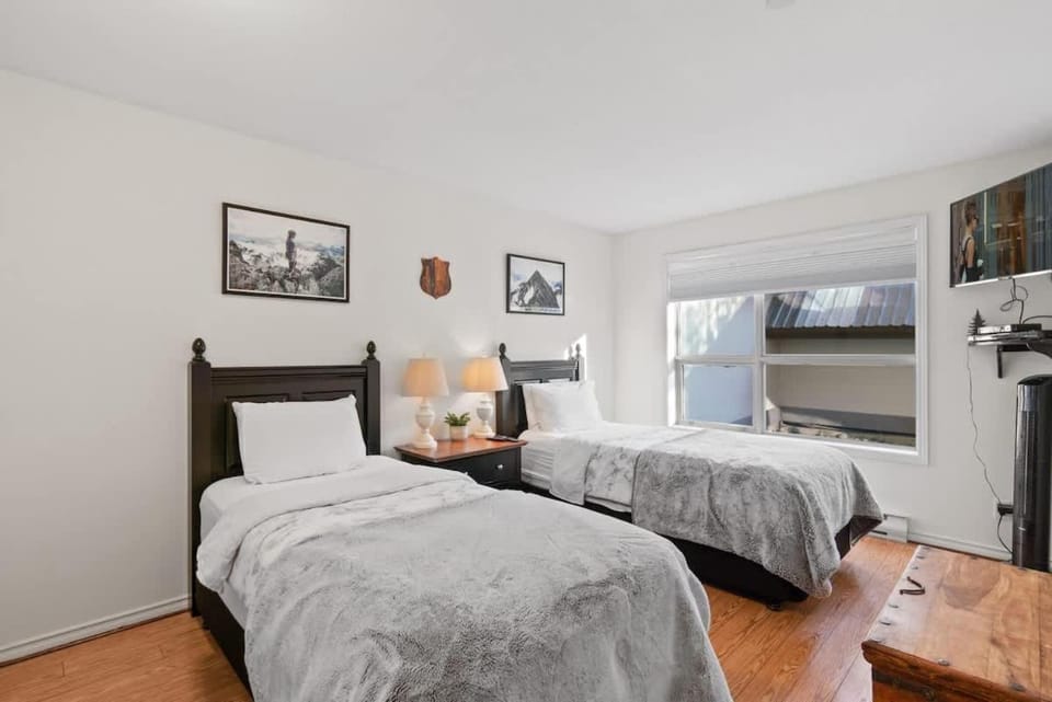 Luxe 2-Bed Ski-in Ski-out, On Hill Apartment in Whistler