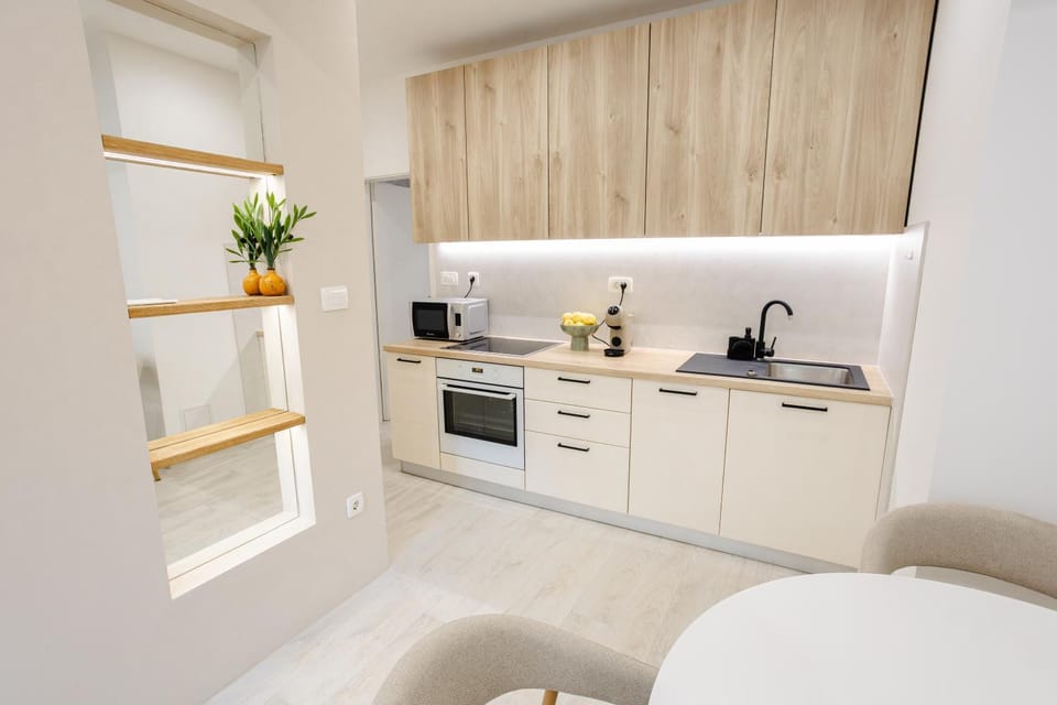 Coffee/tea facilities, Kitchen or kitchenette, dishwasher, oven, stove, toaster